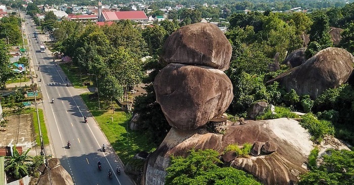 Đồng Nai Khám phá kiệt tác hàng triệu năm hình thành ngọn núi Đá Ba Chồng