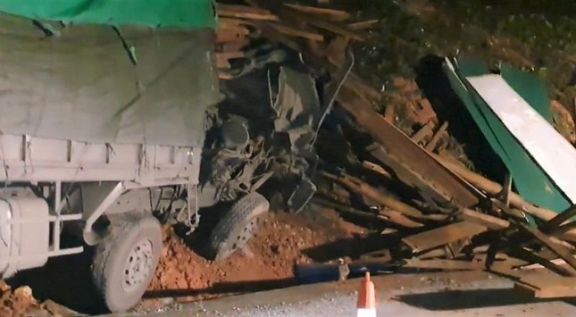 Xe tải lao vào vách núi, 2 người tử vong và 1 người bị thương nặng