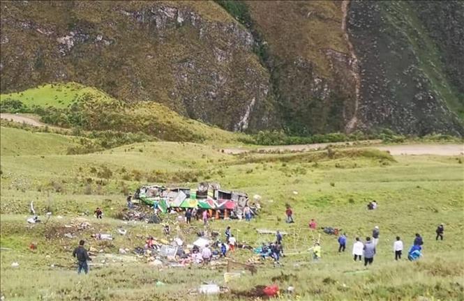 Xe buýt lao xuống núi, 20 người thiệt mạng