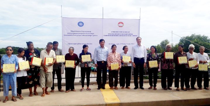 Bàn giao nhà Đại đoàn kết và tặng quà cho người dân hai bên biên giới Việt Nam – Campuchia