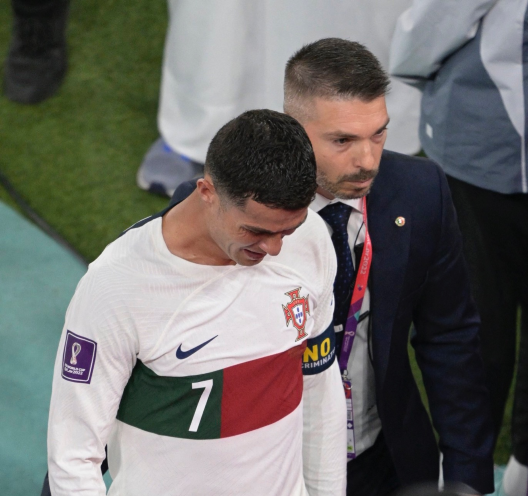 Cristiano Ronaldo không cầm được nước mắt rời khỏi World Cup 2022