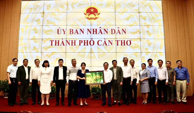 Cần Thơ: Công ty Cổ phần hàng không Air Việt Nam trao đổi hợp tác thực hiện các lĩnh vực công nghệ cao
