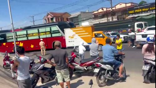 Đồng Nai: Đội tuần tra Phòng Cảnh sát Giao thông rượt đuổi, chặn bắt một xe khách chở hàng hóa nghi vấn trên Quốc lộ 1A