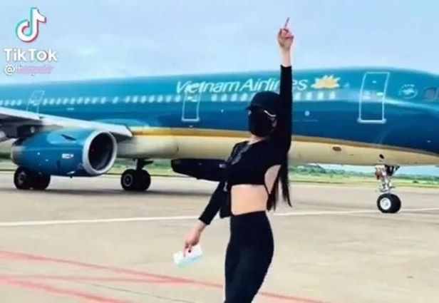 Cái kết đắng dành cho nữ hành khách nhún nhảy quay clip 'sống ảo' ở phi trường