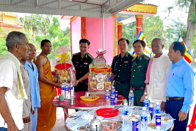 Bộ đội Biên phòng tỉnh An Giang: Chúc mừng Lễ Sen Đôn-ta tại 5 chùa Khmer