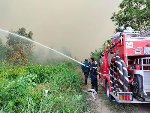 Cà Mau: Gần 40ha rừng tràm sản xuất cháy dữ dội