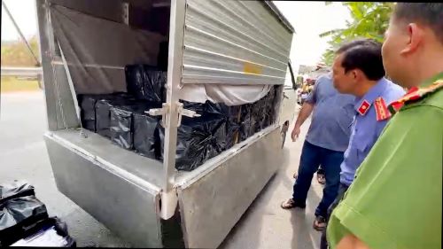 An Giang: Bắt xe ô tô tải vận chuyển 12.500 bao thuốc lá lậu