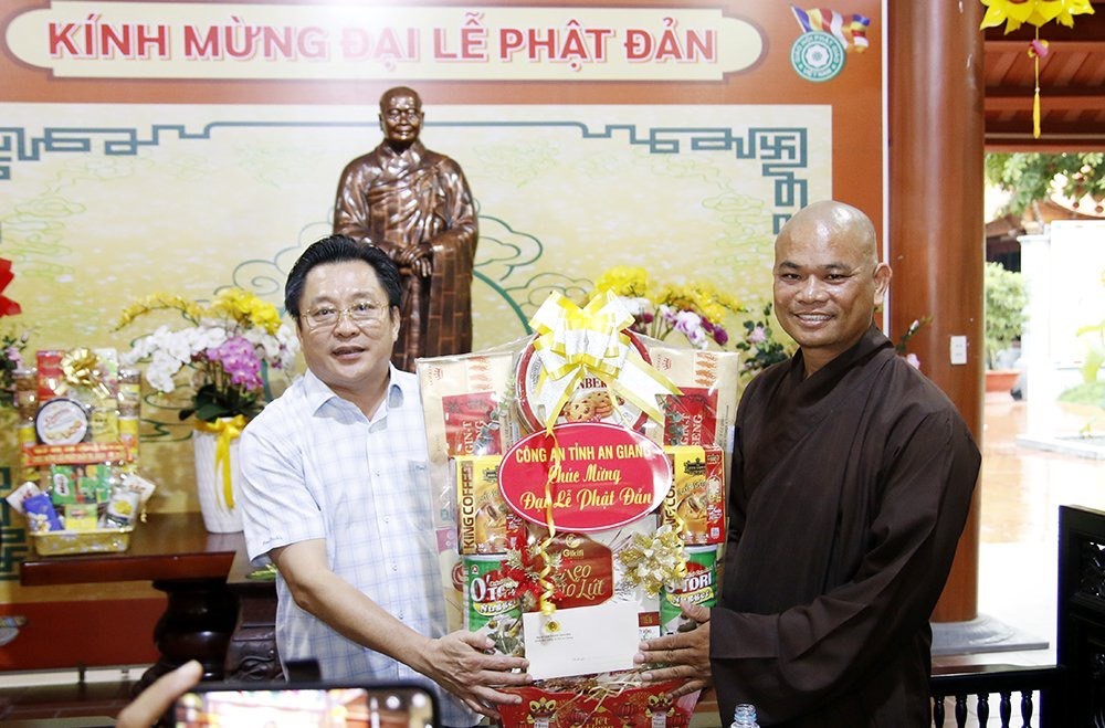 Giám đốc Công an tỉnh An Giang thăm, chúc mừng Đại lễ Phật đản tại Thiền Viện Trúc Lâm An Giang