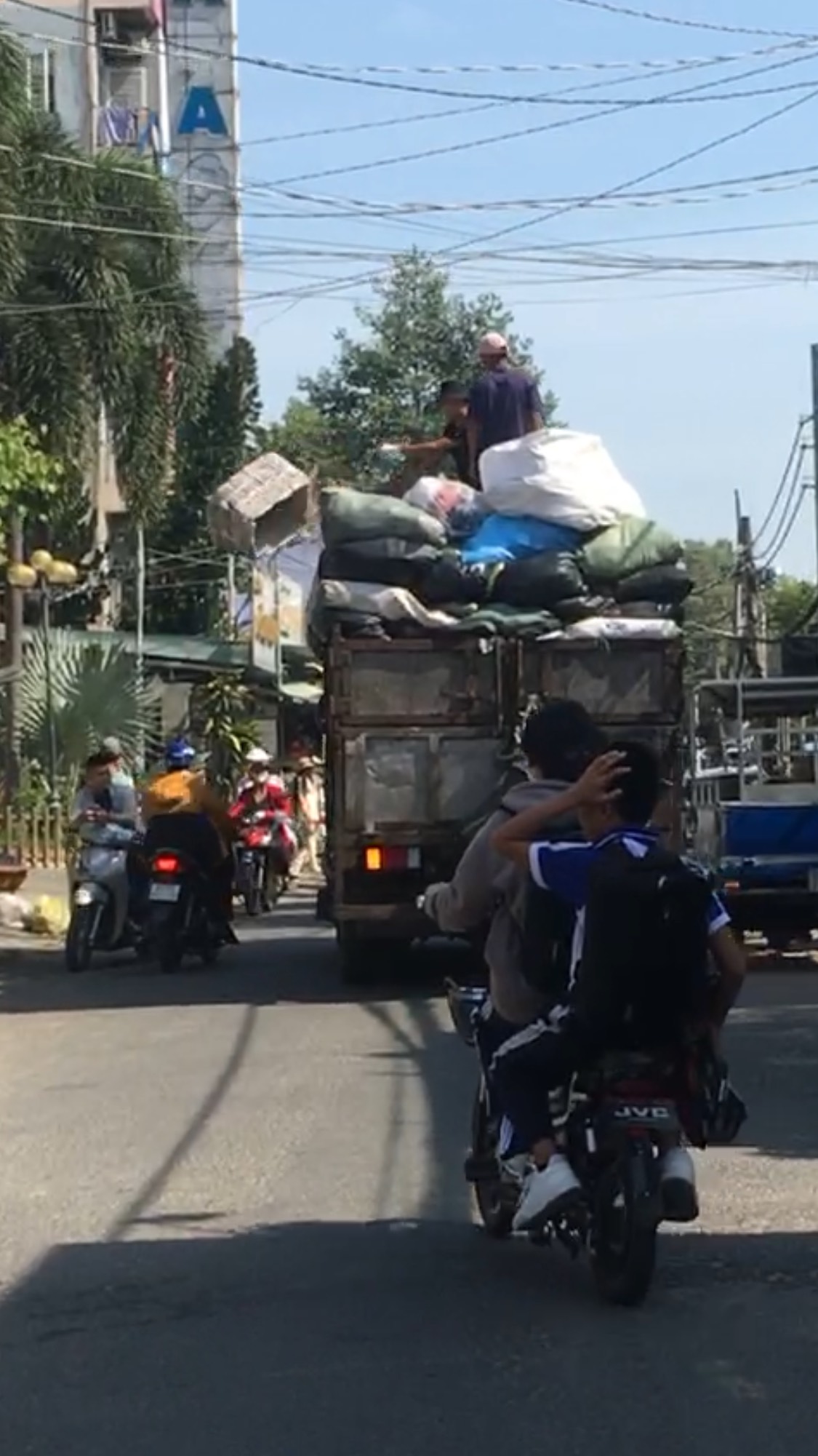 Đồng Nai: Xe thu gom rác thải sinh hoạt không đảm bảo vệ sinh môi trường