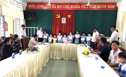 Phóng viên thường trú tại Đồng Nai: Trao học bổng cho học sinh nghèo vượt khó