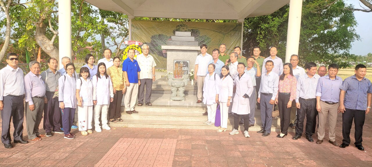 Tổ chức thăm hỏi, tặng quà, khám sức khỏe và phát thuốc miễn phí tại xã Ô Lâm (huyện Tri Tôn, An Giang)