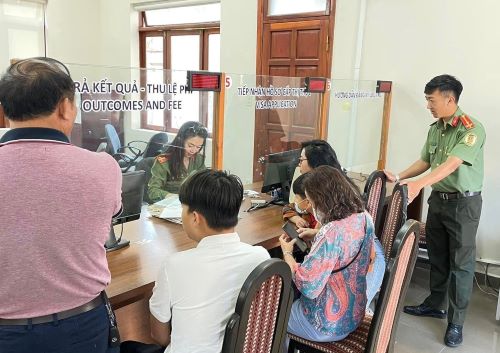 Lâm Đồng: Cấp thị thực, gia hạn tạm trú cho người nước ngoài tại Công an cấp xã, phường, thị trấn