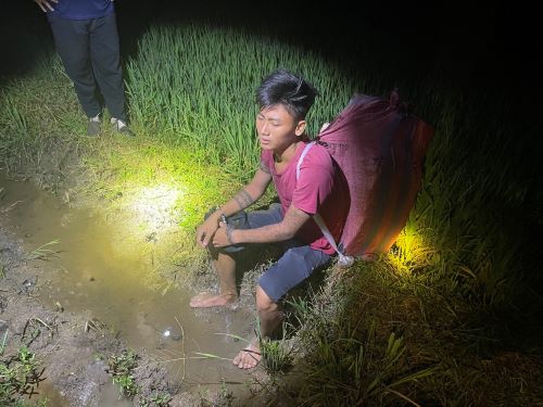 Bộ đội Biên phòng tỉnh An Giang: Bắt đối tượng “cõng” 1.250 gói thuốc lá nhập lậu qua biên giới