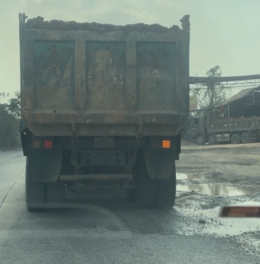 Đồng Nai: Khó xử lý dứt điểm nhiều xe ben vi phạm tại mỏ đá Tân Cang