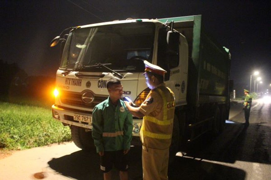 Hà Nội: Công an huyện Sóc Sơn “tung quân” tuần tra, xử lý xe chở rác làm rò rỉ nước
